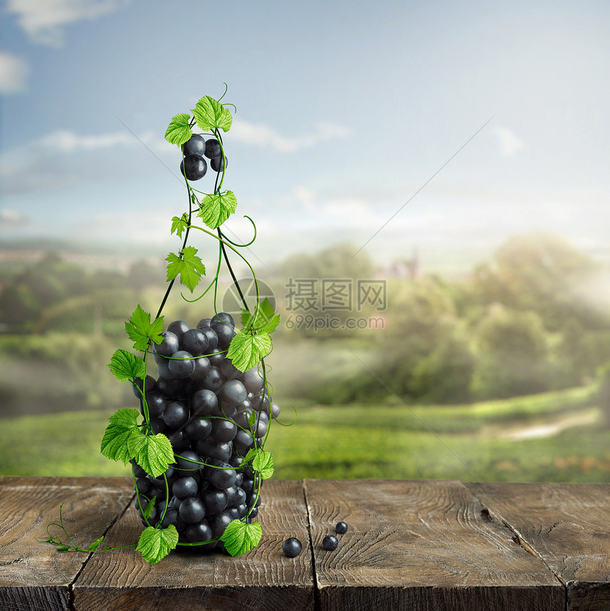 瓶由葡萄葡萄制成的葡萄酒,个古老的木制背景上瓶葡萄酿制的葡萄酒图片