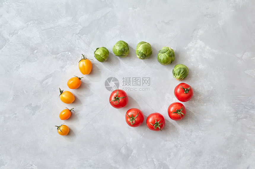 各种五颜六色的西红柿卷心菜灰色背景上的成,顶部的景色各种五颜六色的西红柿卷心菜图片