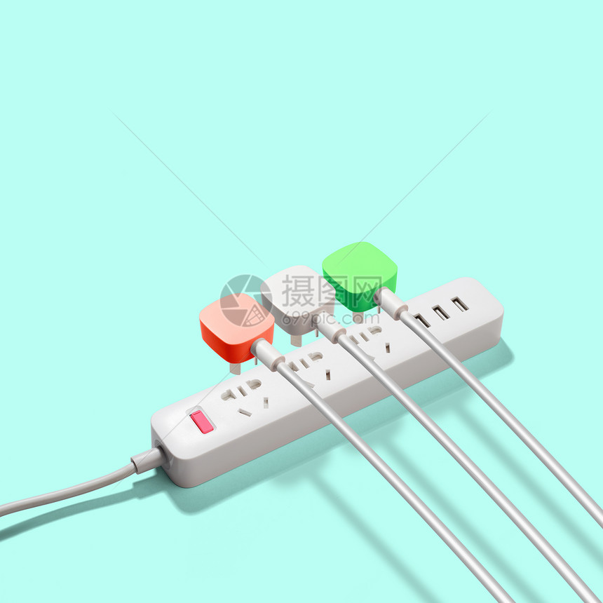 三个电气插头连接绿色背景上的电源条延长条三个电插头连接电源条上图片