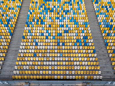 奥利匹克日基辅,乌克兰20187月19日体育综合体Olimpiysky,空中视图无人机空的偶数行体育场的法庭与黄色蓝色的座背景