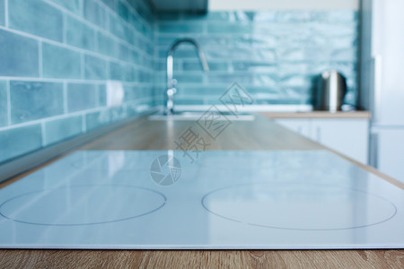 用白色滚刀蓝色瓷砖金属水槽观看厨房用白色滚刀看厨房图片