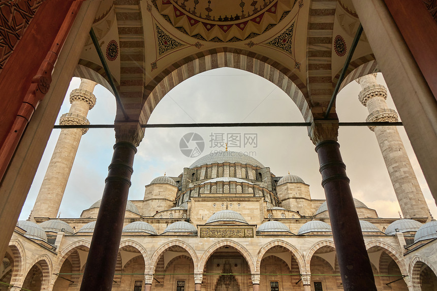 苏莱曼尼亚清真寺的景色,拱门内,柱子伊斯坦布尔,土耳其土耳其伊斯坦布尔苏莱曼尼亚清真寺的景色图片