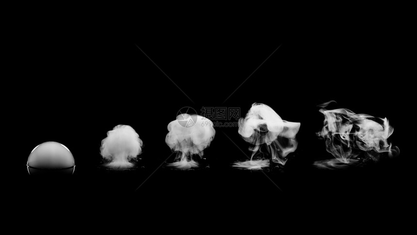 白色烟雾孤立黑色背景上黑色背景上的套烟雾图片