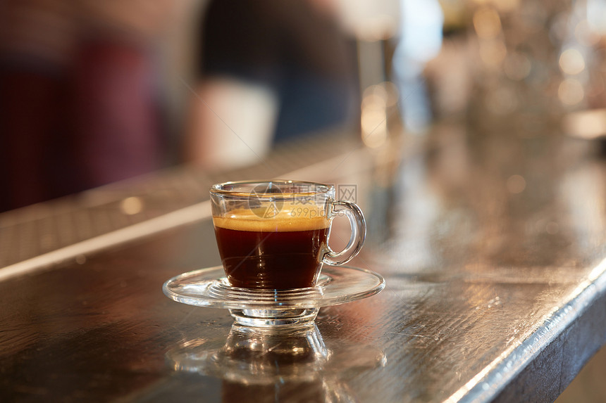 热浓咖啡放桌子上的杯子里酒吧柜台上的杯咖啡图片