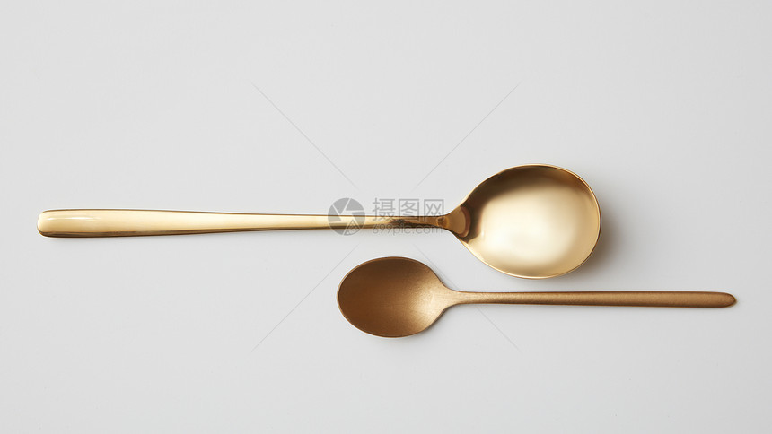 茶甜点金勺子隔离灰色的背景上时间吃,平躺茶甜点金勺子隔离灰色的背景上图片