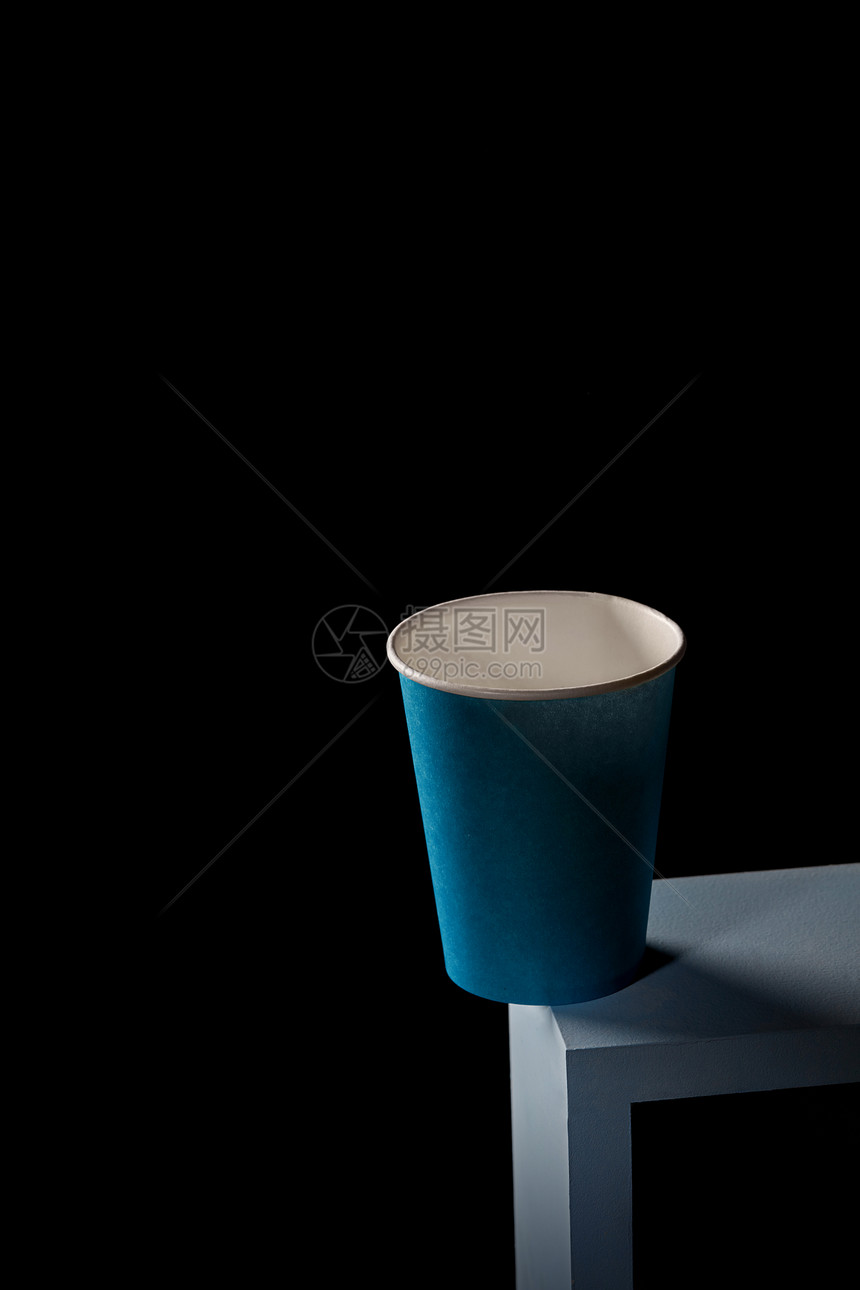 创造的构图,蓝色纸杯蓝色的方形框架上,站框架的边缘,黑色背景上,柔的光线摄影棚摄影蓝色纸杯站黑色方形背景上的蓝图片