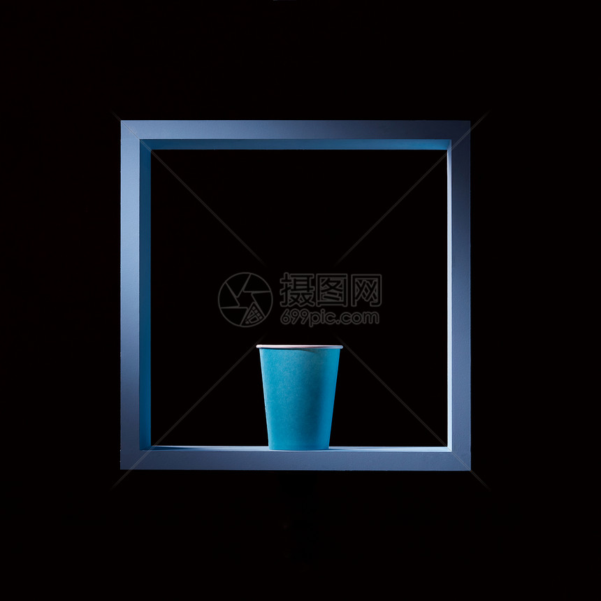 创意构图,蓝色纸杯蓝色方形框架上,黑色背景,柔的光线摄影棚摄影蓝色纸杯蓝色方形框架上的黑色方形背景称的中心成图片