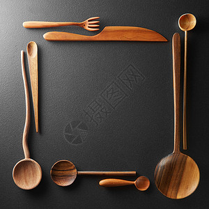 黑色背景上的木制勺子叉子刀子的框架木制勺子叉子刀子的框架图片