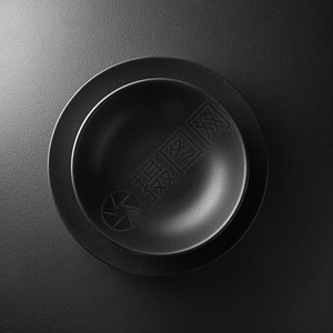 黑色背景上提供两个黑色盘子背景上的黑色盘子图片