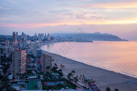 黎明时分,游客中心贝尼多姆的全景旅游枢纽Benidorm的全景图片