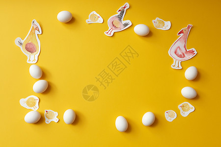 框架画白鸡鸡蛋黄色背景上,文字的地方,平躺鸡蛋彩绘鸡的框架图片