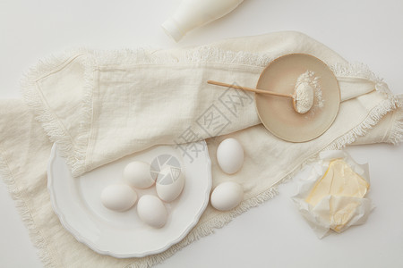 烘焙蛋糕配料碗,粉,鸡蛋,蛋清泡沫,鸡蛋白色背景上,烘焙原料背景图片
