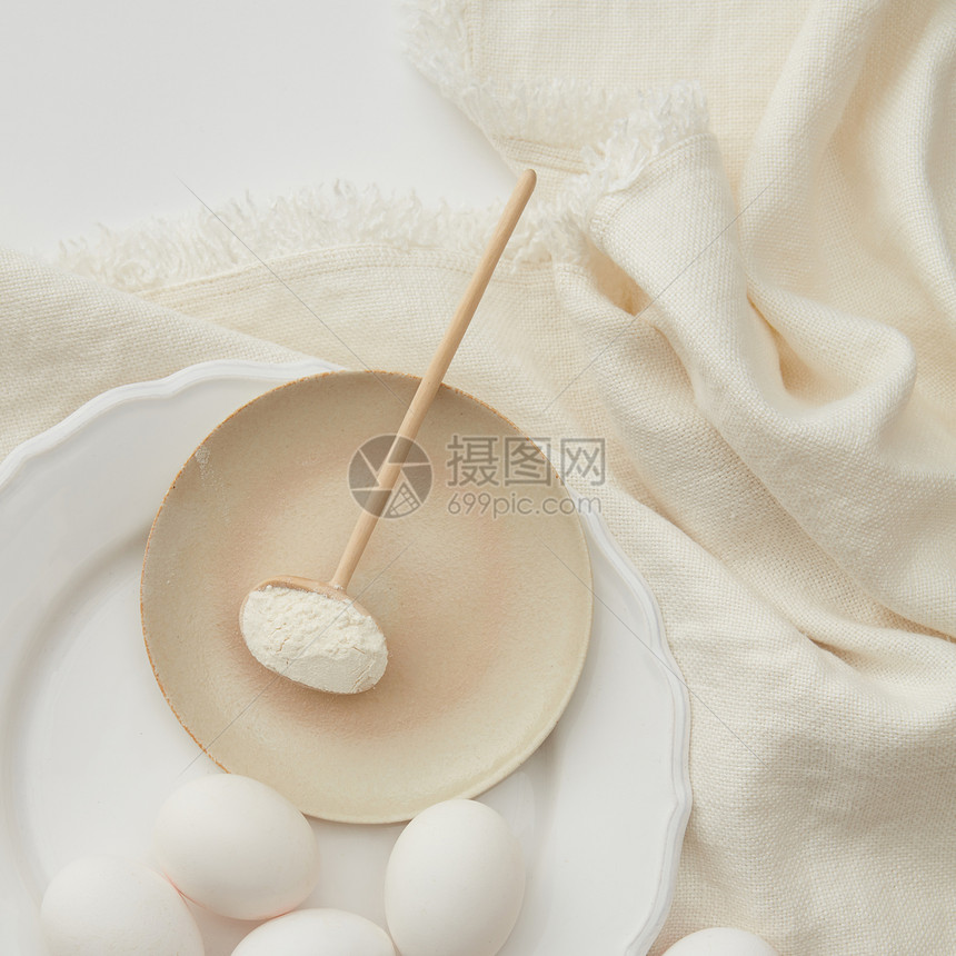 烘焙的基本成分,鸡蛋粉桌子上用餐巾纸,平躺粉加鸡蛋图片