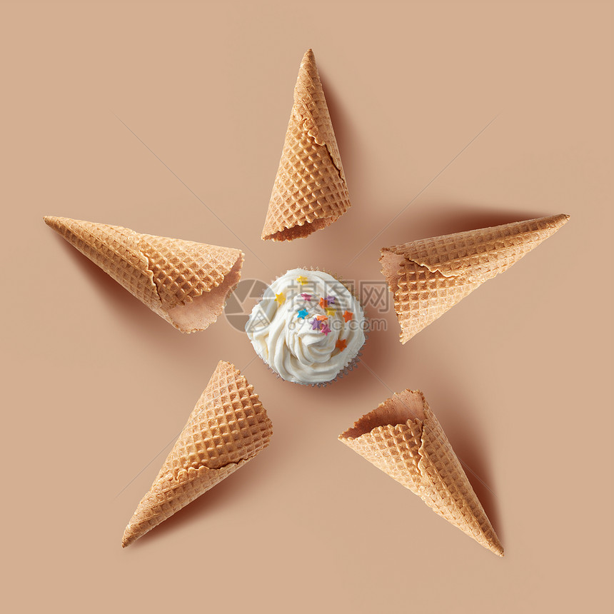华夫饼锥与香草冰淇淋米色背景华夫饼锥香草冰淇淋图片