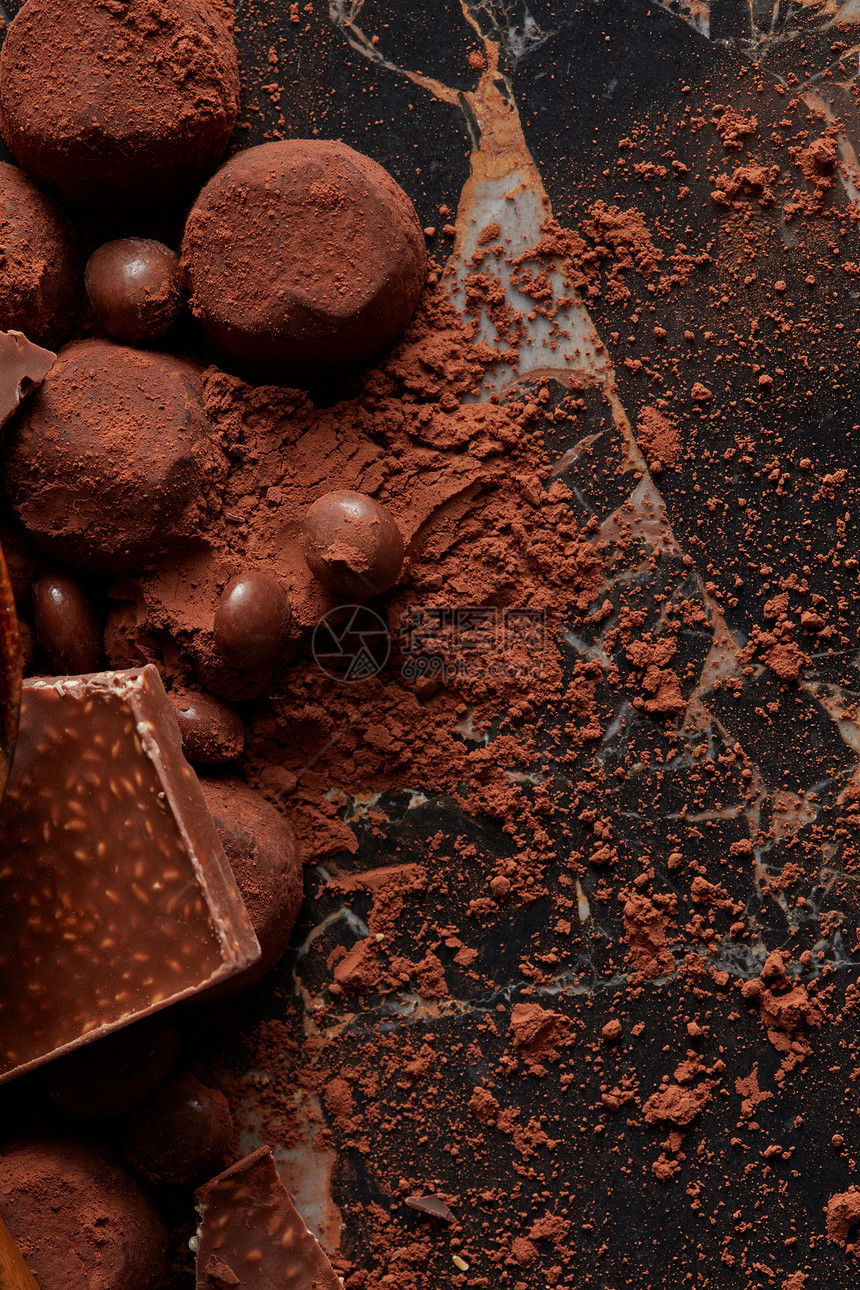 法国巧克力松露与可可粉特写黑色大理石背景巧克力松露与可可图片