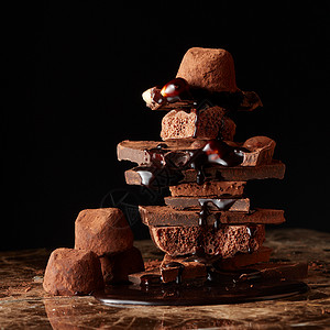 堆黑巧克力,大理石背景上滴巧克力堆碎块巧克力图片