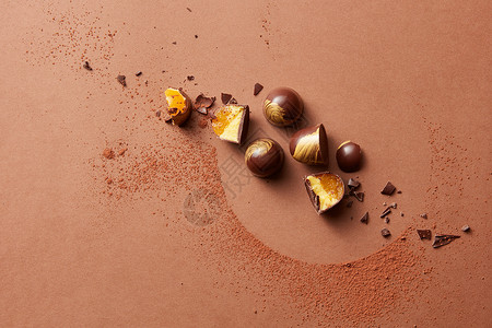 棕色背景上果冻的碎巧克力糖果美味的巧克力糖果图片