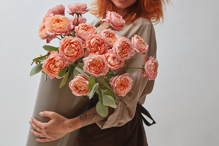 粉红色的玫瑰花瓶里,女孩手里着花瓶的花,花店的,母亲节,着花瓶玫瑰的女孩图片