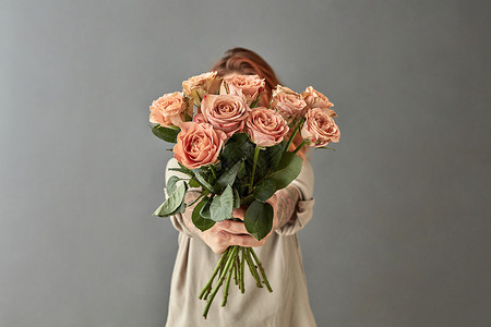 位女士灰色背景下赠送米色玫瑰卡布奇诺母亲节,女人送米色玫瑰图片