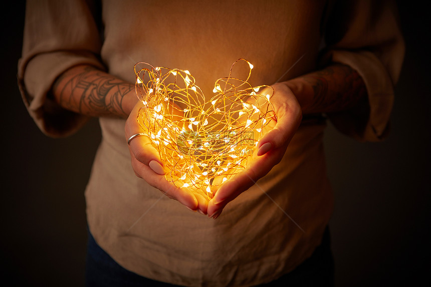 个女人的手着个心形的花环心脏形状的花环图片