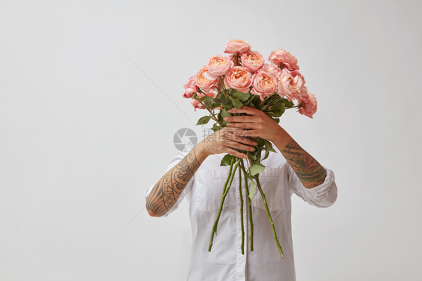 花由新鲜的粉红色玫瑰制成,背景为灰色,情人节,母亲节女孩着新鲜的粉红色玫瑰,图片