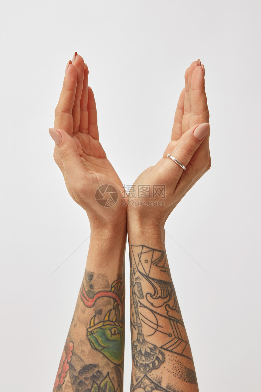 纹身的女孩的手打开,灰色背景,欢迎的,会议女人的手,欢迎,张开双手图片