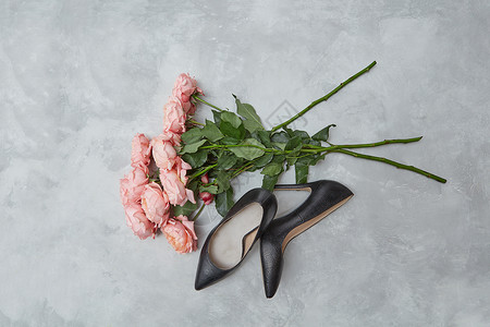 优雅的黑色女鞋灰色背景的粉红色玫瑰,情人节的,粉红色的玫瑰女鞋图片