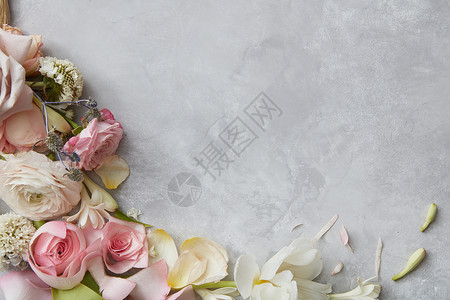花框装饰灰色背景白色,粉红色玫瑰的构图顶部视图灰色背景b框架的花图片