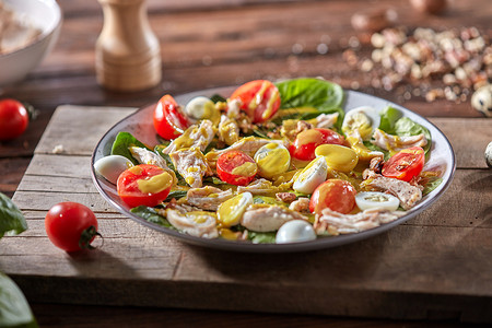 美味开胃的自制沙拉,配上新鲜健康的蔬菜背景图片