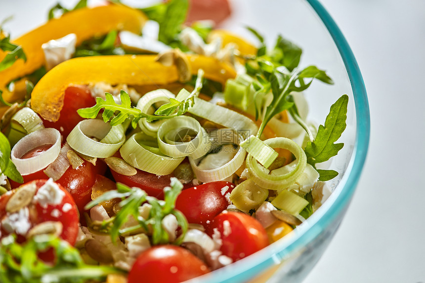 健康沙拉来自胡椒,阿鲁古拉,韭菜,番茄奶酪个透明的碗灰色的背景饮食食物的风景切片新鲜什锦蔬菜奶酪个图片