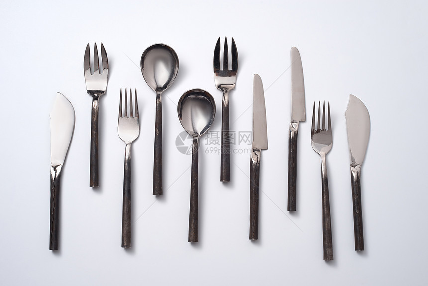 各种勺子,刀叉灰色背景上,文字的古董套装平躺套老式的金属勺子,叉子刀子灰色背景上,文字的平躺图片