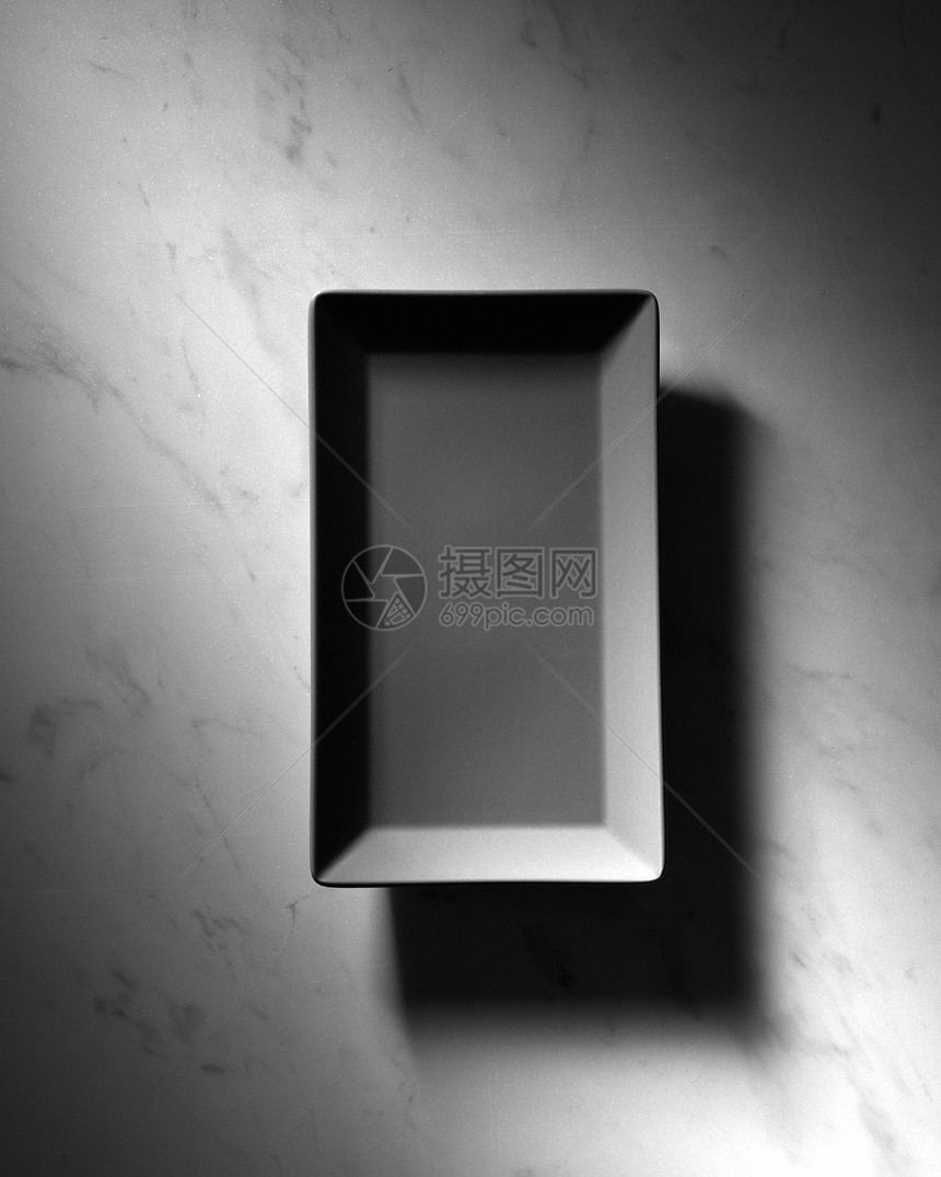 空矩形黑色板,灰色大理石背景上反射阴影,的风景黑色矩形空板呈现灰色大理石背景与阴影,为文本的图片