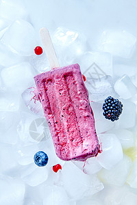 蓝莓棒棒糖冰沙棒棒糖冷冻浆果健康甜点冰块与浆果的黑莓,黑莓醋栗平躺冷冻蓝莓冰沙同浆果的冰块上呈现饮食夏季甜点平背景