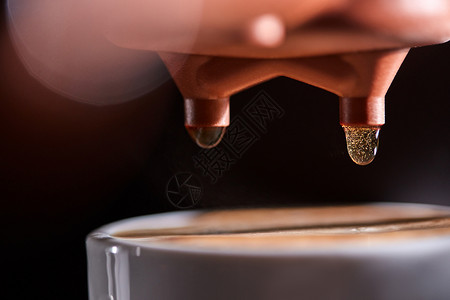 张咖啡机的照,滴饮料杯刚煮好的咖啡浓缩咖啡酿造咖啡机上杯热咖啡的观照片专业咖啡酿造图片