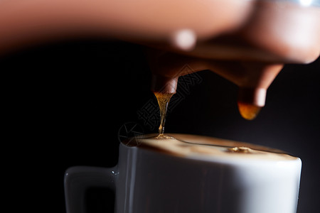 咖啡机里煮新鲜浓缩咖啡的照早餐咖啡机里煮香的早晨咖啡观照片图片