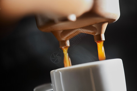咖啡机里煮香的早晨咖啡观照片咖啡机里煮新鲜浓缩咖啡的照早餐图片