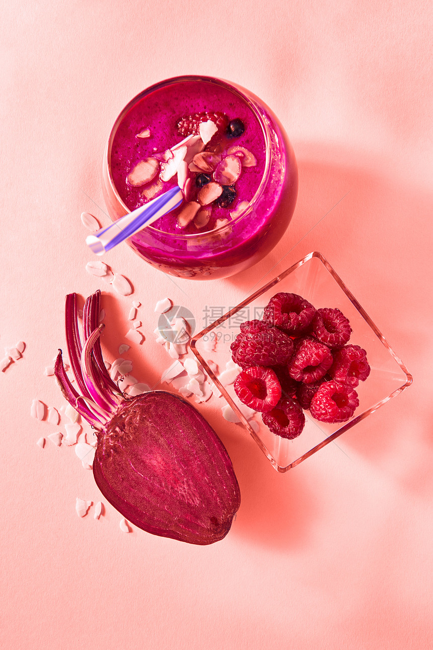 天然成分的健康冰沙红色蔬菜水果,坚果璃的颜色背景下的2019活珊瑚潘通素食健康饮食的新鲜多汁的排冰沙杯图片