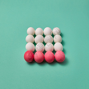 白色粉红色的鸡蛋,以正方形的形式绿色背景上,文本的创意布局为您的想法台球的美丽的复活节成,由背景图片