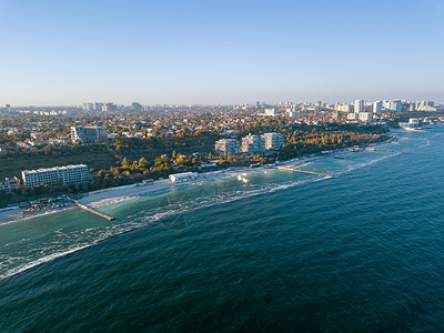 风景如画的海景与乌克兰奥德萨市的海岸线城市景观与现代建筑,沙滩碧水清晰地平线的天际线无人机的鸟瞰图文本的地方背景图片