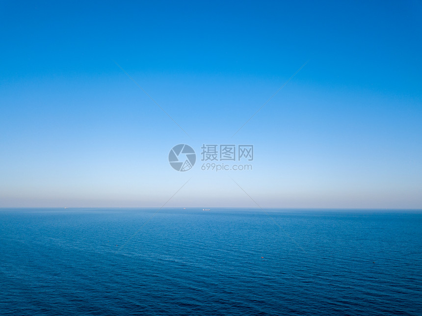 田园诗般的海景,蓝色的水模糊的地平线空中鸟瞰无人机自然背景,文字的地方蓝色的海洋蓝天的海洋的自然风景无人机的鸟图片