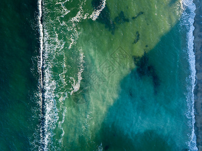抽象蓝色绿松石海水与白色泡沫波防波堤自然海洋背景无人机的空中俯视图文字的地方碧绿色的海浪颜色海洋自然海景背景背景图片