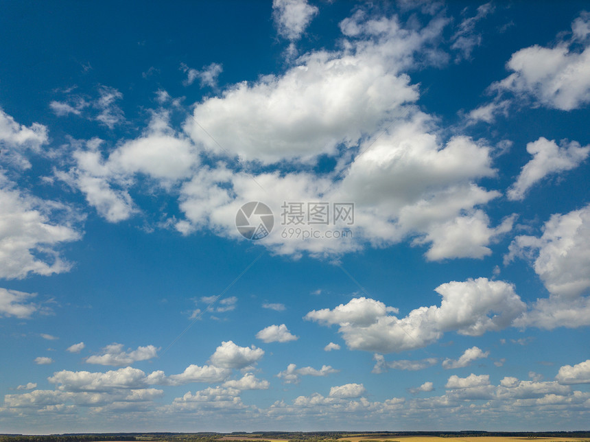 夏天阳光明媚的日子里,蓝天的背景上美丽的白云鸟瞰无人机,多云的空中景观,蓝天背景上白云无人机的鸟瞰图图片