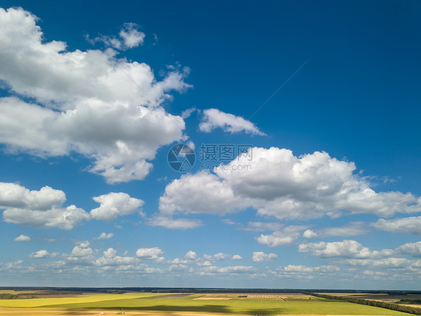 鸟瞰多云的景观,白云蓝天背景农业田个夏天无人机上俯瞰风景与美丽的白云田野蓝天的背景下,个阳光明媚的日子图片