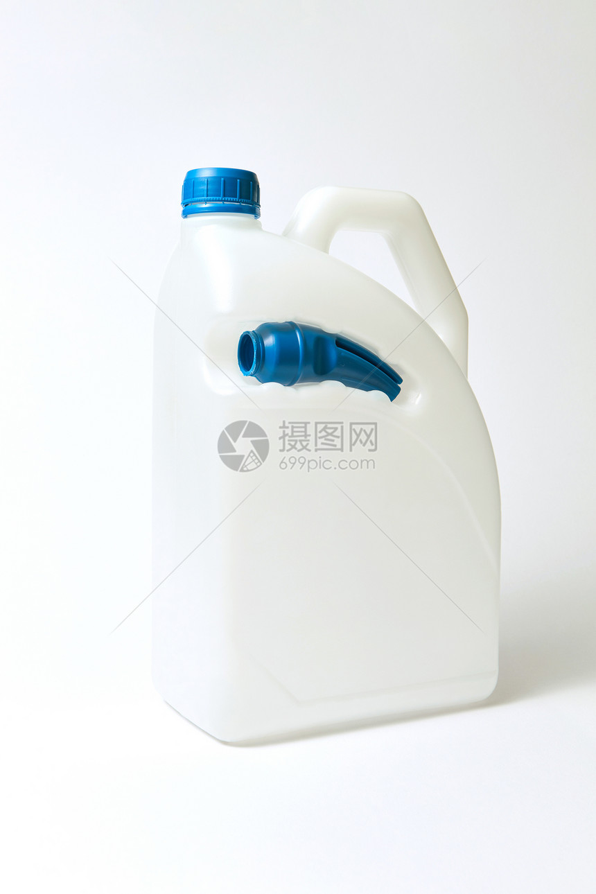 模拟空白白色容器塑料与蓝色分配器喷嘴燃料其他液体浅灰色背景文字的位置塑料白色罐模拟液体个轻的背景图片