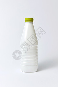 开料机空白瓶用于乳制品,绿色盖子来自塑料,模拟浅灰色背景上,白色塑料瓶用于牛奶,模拟浅背景上背景