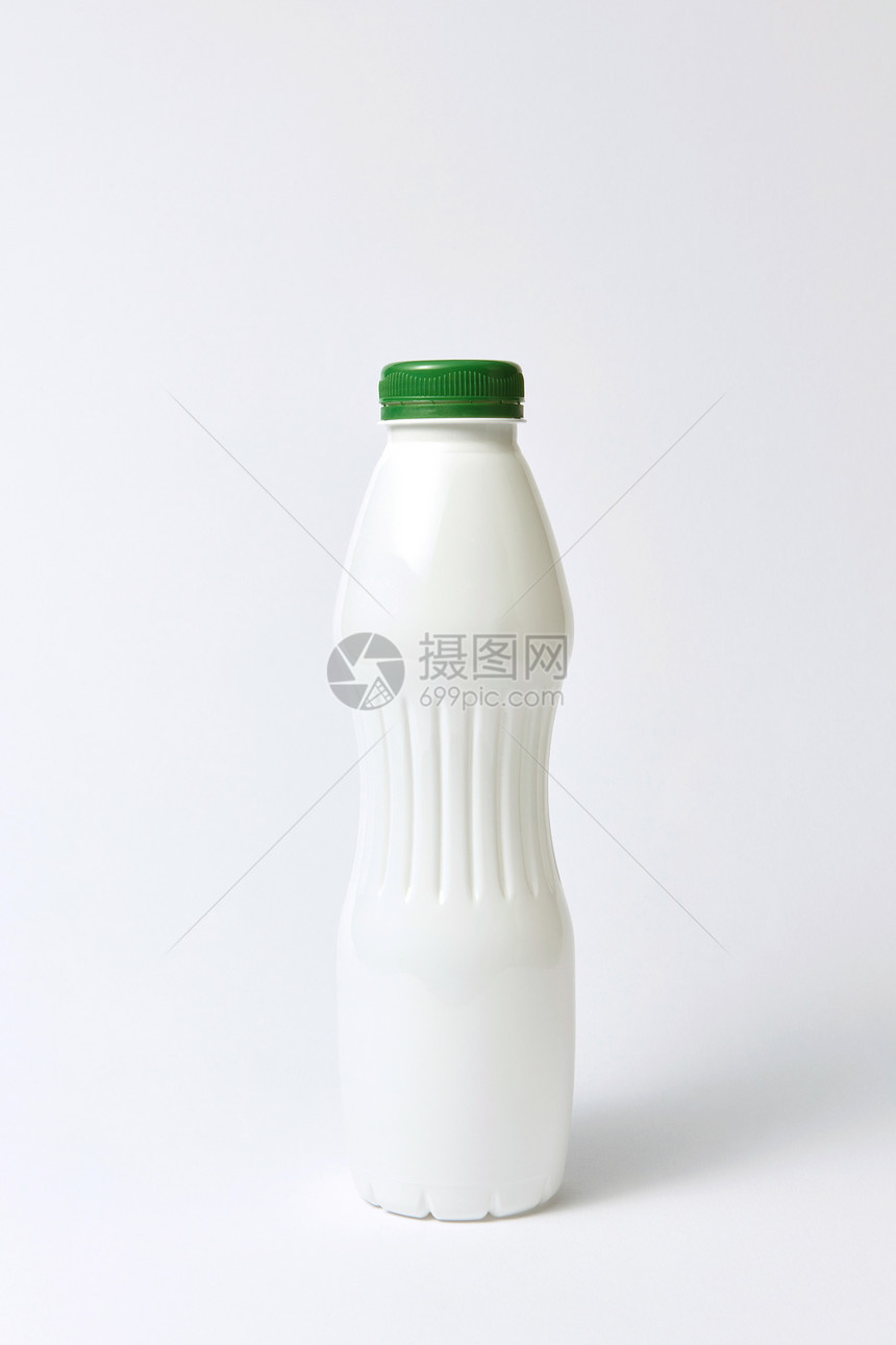 空白模拟白色瓶子与绿色封乳制品浅灰色背景,白色塑料瓶模拟酸奶浅背景图片