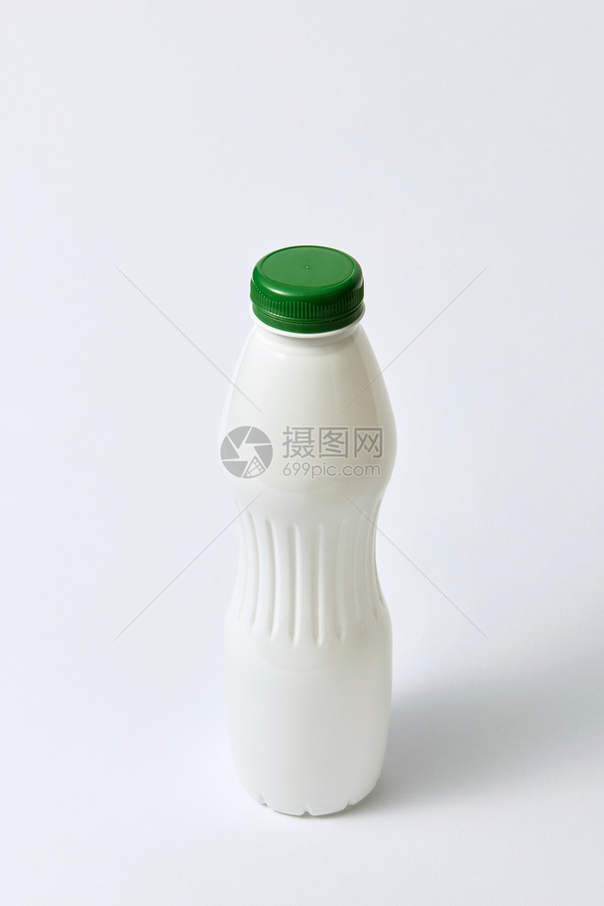 白色空瓶模型与绿色顶部的乳制品浅灰色背景,模拟塑料白色瓶子为乳制品浅背景图片