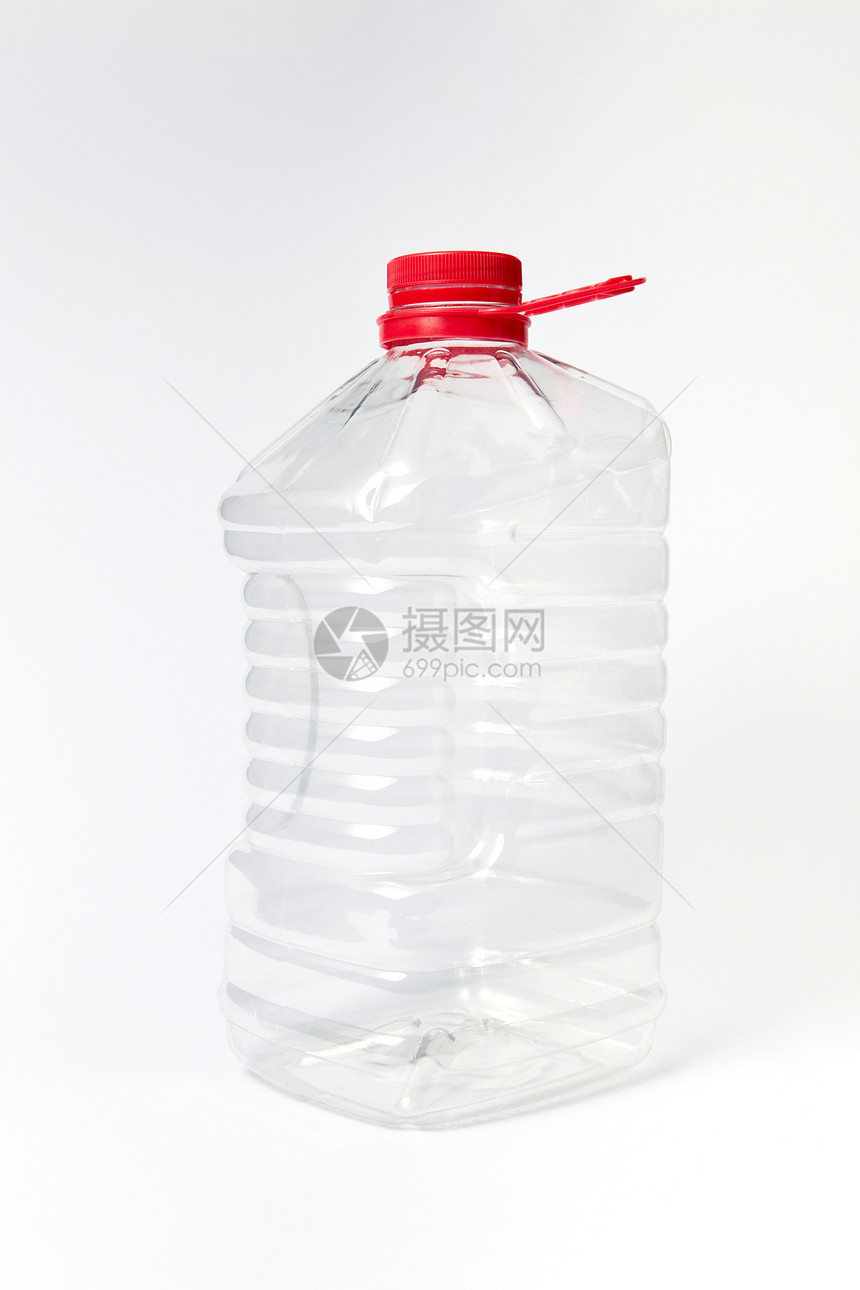 塑料透明大容器,用于水,乳制品其他液体,红色覆盖浅灰色背景上,模拟模拟大透明罐,用于轻背景上的液体图片