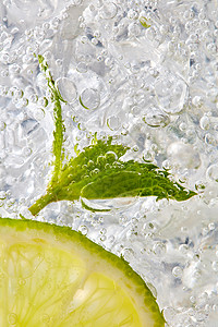 石灰薄荷叶个冰气泡的璃中的观照片寒冷的夏季饮料新鲜的薄荷叶片带气泡的石灰,放加冰的杯子里背景图片