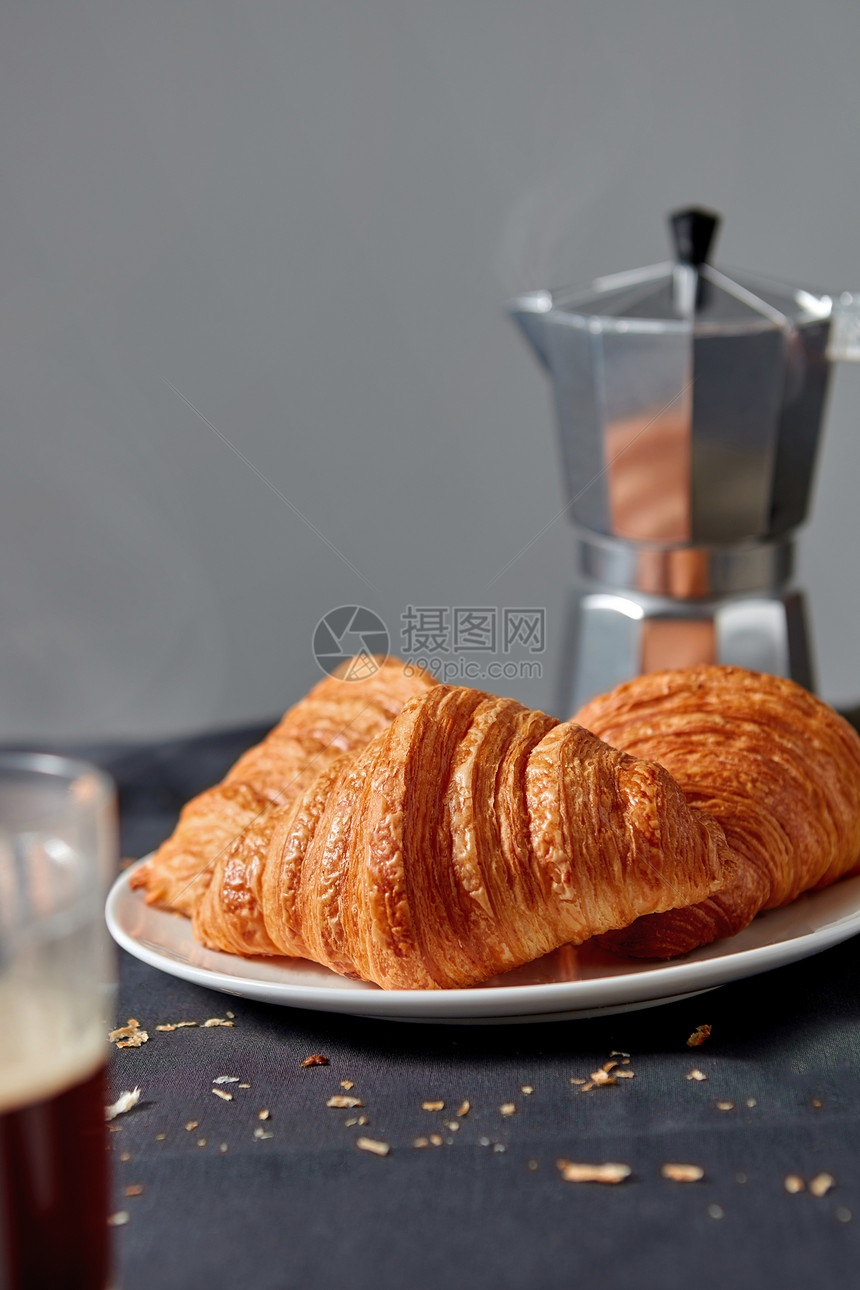 意大利咖啡机与早晨热芳香饮料自制新鲜烘焙的法国糕点黑暗的纺背景地点为rtext欧式早餐咖啡壶,灰色背景上自制的图片